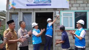 SAMBUNG-LISTRIK-GRATIS-Petugas-PLN-saat-melakukan-penyalaan-perd.jpg