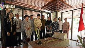 SAMBUT-Eks-Panglima-TNI-Andika-Perkasa-Saat-Ziarah-ke-Makam-Bung-Hatta-Ini-Biodata-Halida-Hatta.jpg