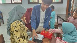 SMART-SAFETY-TOOLS-Mahasiswa-ITS-memberikan-penjelasan-kepada-guru-M.jpg