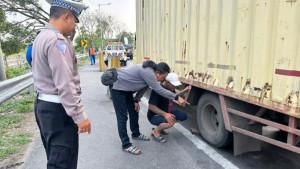 SOPIR-TRUK-MENINGGAL-Anggota-Polsek-Kebomas-mendatangi-lokasi-kej.jpg
