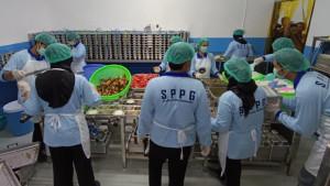 SPPG-PLOSOKEREP-Pekerja-sedang-menyiapkan-menu-makan-bergizi-gratis-di.jpg
