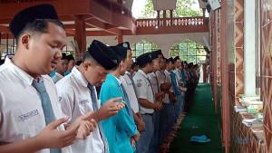 Santri-Pondok-Pesantren-Darul-Ulum-salat-gaib-untuk-korban-ambruknya-Ponpes-Al-Khoziny-Sidoarjo.jpg
