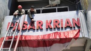 Seorang-petugas-pemadam-kebakaran-pasar-krian.jpg