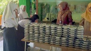 Siswa-SMPN-13-Surabaya-menerima-program-Makan-Bergizi-Gratis.jpg