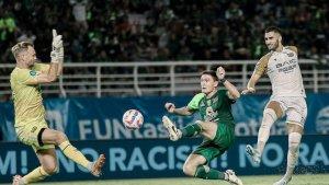 Slavko-Damjanovic-saat-berjibaku-di-laga-Persebaya-vs-Dewa-United.jpg