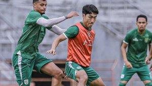 Song-Ui-Young-berlatih-bersama-skuad-Persebaya-Surabaya-di-Stadion-Gelora-10-Nopember-Tambaksari.jpg