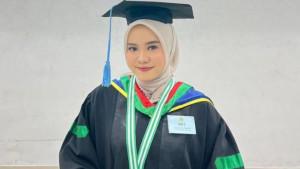 Sosok-Hawa-Ainur-Maulida-Wisudawan-Terbaik-UNJ-yang-saat-Kuliah-Harus-Tempuh-80-Km-Setiap-Hari.jpg