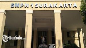 Sosok-Kepala-SMP-Negeri-1-Surakarta-yang-Pastikan-Gibran-Alumninya-Jawab-Keraguan-Dokter-Tifa.jpg