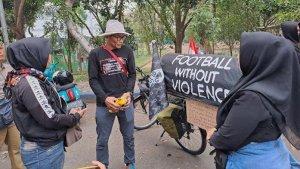 Sosok-Midun-bersepeda-dari-Batu-ke-Jakarta-menyuarakan-keadilan-Tragedi-Kanjuruhan.jpg