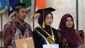 Sosok-Nuriyatus-Sholihah-Anak-Sopir-Jadi-Wisudawan-Terbaik-UPN-Yogyakarta-Berkat-Prestasi-Keagamaan.jpg