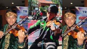 Sosok-Pria-Jaket-Ojol-Main-Biola-di-Pinggir-Jalanan-Bandung-Ternyata-Juara-Indonesia-Mencari-Bakat.jpg