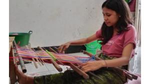 Sosok-Serah-Nuban-Mahasiswi-NTT-yang-Bayar-Kuliah-dengan-Jualan-Hasil-Tenun.jpg