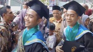 Sosok-Wisudawan-Universitas-PGRI-Semarang-Viral-Diantar-10-Orang-Perdana-Raih-Sarjana-di-Keluarga.jpg