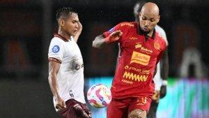 Striker-Persija-Jakarta-Gustavo-Almeida-menerima-hadangan-di-laga.jpg