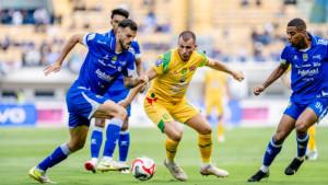 Striker-asing-Persebaya-Mihailo-Perovic-berebut-bola-dengan-pemain-Persib.jpg