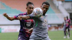 Striker-asing-Persebaya-Surabaya-Paulo-Victor-di-laga-melawan-Rans-Nusantara-FC.jpg
