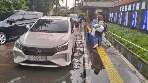 Suasana-banjir-di-Terminal-Purabaya-Surabaya.jpg