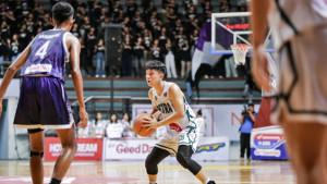 TAMPIL-LUAR-BIASA-Aksi-Kent-Trijaya-saat-tim-basket-putra-SMA-Petra-1-Sura.jpg