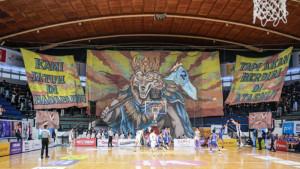 TAMPIL-TOTAL-DBL-Arena-kembali-bergemuruh-saat-ribuan-suporter-SMAN-2-Sidoa.jpg