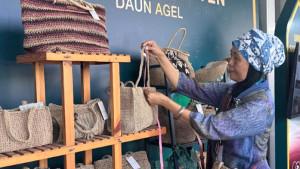 TEMBUS-EKSPOR-Faiqotul-Himmah-pendiri-UMKM-Daun-Agel-tengah-menata-produ.jpg