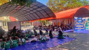 TENDA-DARURAT-Siswa-SDN-Kotakulon-2-Bondowoso-terpaksa-belajar-di-bawa.jpg