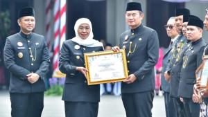 TERIMA-PENGHARGAAN-Pemkab-Lamongan-meraih-juara-1-pada-penam.jpg