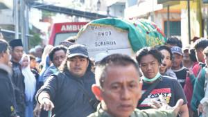TIBA-DI-RUMAH-DUKA-Keluarga-dan-kerabat-saling-bantu-mengangkat-jen.jpg