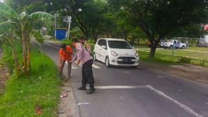 TRUK-TABRAK-MOTOR-Petugas-kepolisian-yang-datang-ke-loka.jpg