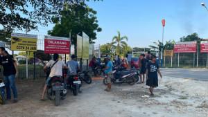 TUNTUT-KOMPENSASI-Warga-berkumpul-di-depan-gerbang-kilang-PT-Tran.jpg