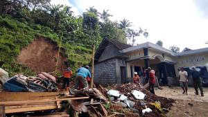 Tanah-Longsor-di-Gandusari-Blitar-25102025.jpg