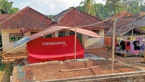 Tenda-masih-berdiri-di-sekitar-rumah-warga-Pulau-Bawean-Gresik.jpg