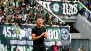 Thomas-Doll-di-laga-Persebaya-vs-Persija-Jakarta-di-Stadion-Gelora-Bung-Tomo-Surabaya.jpg