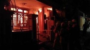 Tiga-rumah-permanen-menjadi-gudang-dekorasi-pesta-di-Jalan-Bungkal.jpg