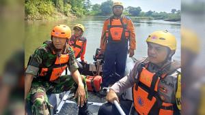 Tim-SAR-Tulungagung-mencari-pemancing-asal-Kediri-Jatim-yang-diduga-hilang-di-Sungai-Brantas.jpg