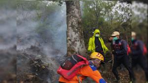 Tim-gabungan-saat-memadamkan-api-di-Gunung-Arjuno-3.jpg