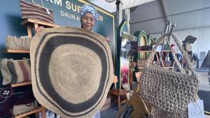 UMKM-MADURA-Faiqotul-Himmah-owner-Daun-Agel-tengah-menunjuk.jpg