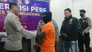 Waka-Polres-Tulungagung-Kompol-Dodik-Tri-Hendro-Siswoyo-menanyai-tersangka-MIM-alias-Ambon.jpg