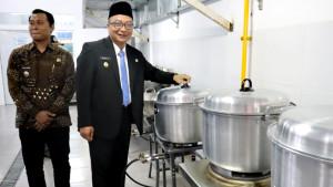 Wakil-Bupati-Gresik-dr-Asluchul-Alif-saat-meninjau-SPPG-di-Kebomas.jpg
