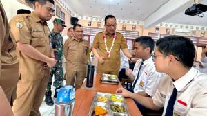Wakil-Bupati-Gresik-dr-Asluchul-Alif-saat-meninjau-penerapan-MBG-di-SMP-Negeri-1-Gresik.jpg