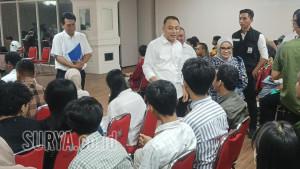 Wali-Kota-Eri-memastikan-bahwa-beasiswa-Pemuda-Tangguh-memprioritaskan-warga-miskin.jpg