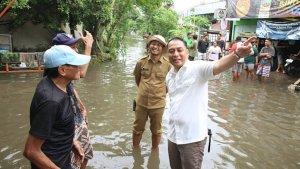 Wali-Kota-Surabaya-Eri-Cahyadi-saat-meninjau-penyelesaian-genangan.jpg