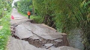Warga-harus-memutar-sejauh-7-kilometer-karena-akses-di-jembatan-ditutup-total.jpg