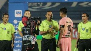 Wasit-Asep-Yandis-saat-memimpin-jalannya-pertandingan.jpg