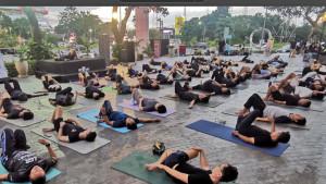 YOGA-BARENG-Komunitas-Light-of-the-Soul-Surabaya-menggelar-yoga-bar.jpg