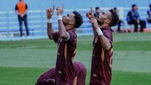 Yakob-Sayuri-dan-Yance-Sayuri-saat-melakukan-selebrasi-usai-mencetak-gol-bersama-PSM-Makassar-1.jpg
