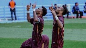 Yakob-Sayuri-dan-Yance-Sayuri-saat-melakukan-selebrasi-usai-mencetak-gol-bersama-PSM-Makassar.jpg