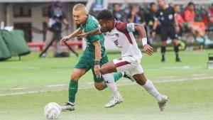 Yakob-Sayuri-saat-mengawal-Sho-Yamamoto-di-laga-Persebaya-vs-PSM-Makassar.jpg