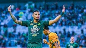 Yan-Victor-saat-memperkuat-Persebaya-Surabaya-di-Liga-1-20232024-sa.jpg