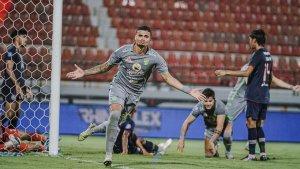 Yan-Victor-saat-merayakan-golnya-di-laga-Arema-FC-vs-Persebaya-Surabaya.jpg