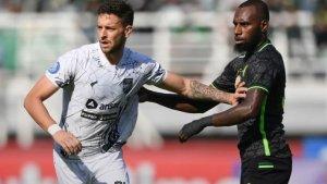 Yohanes-Kandaimu-saat-mengawal-striker-Borneo-FC-Felipe-Cadenazzi.jpg